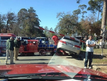 Motorista desavisado estacionou carro nos trilhos, e condutor do trem no conseguiu parar 