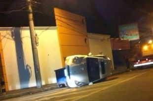 Veculo Porsche tombou na Avenida Isaac Pvoas durante a madrugada