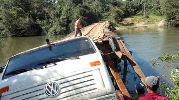 O veculo no chegou a tocar na gua do rio e o motorista saiu da cabine sem ferimentos