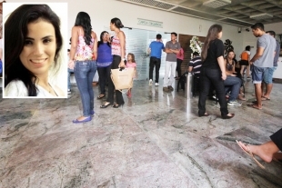 Familiares e amigos se despediram da jovem Karina, durante velrio em Cuiab