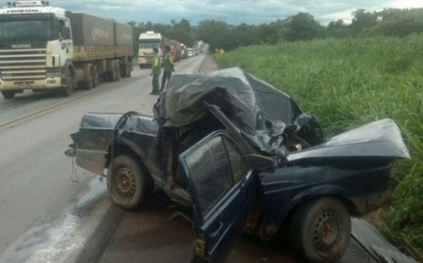 Carro ficou destrudo aps violento choque com carreta e motorista morreu na hora