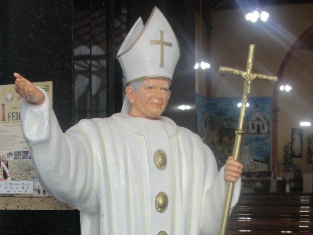 Esttua do Papa Joo Paulo II em urea