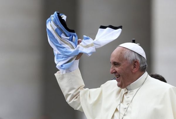 O Papa Francisco recebe camisa da seleo argentina de futebol nesta quarta-feira (25) no Vaticano