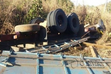 O caminho ficou com as rodas para cima e os dois ocupantes em baixo