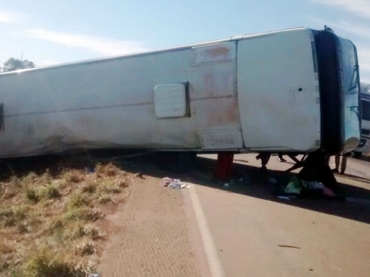 nibus caiu de viaduto na BR-324, em Salvador, nesta tera-feira 