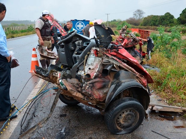 Carro parte ao meio em acidente em Vitria da Conquista