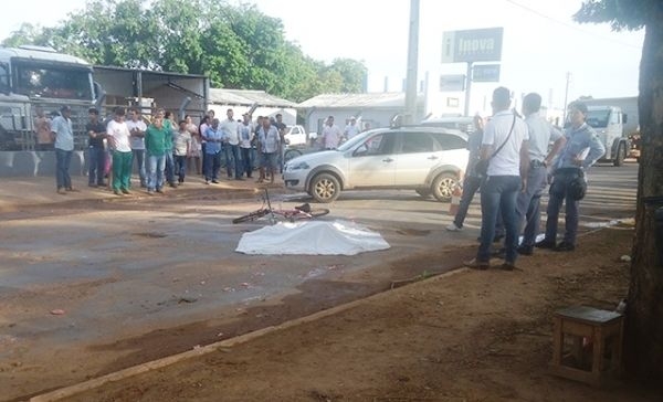 A criana caiu em baixo dos pneus traseiros do veculo de carga e teve parte do corpo esmagado.