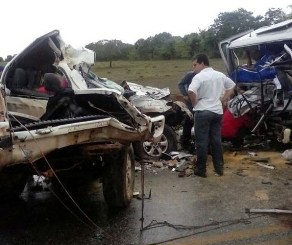 Caminhonete rodou na pista molhada e foi violentamente atingida por um caminho: dois mortos e trs feridos