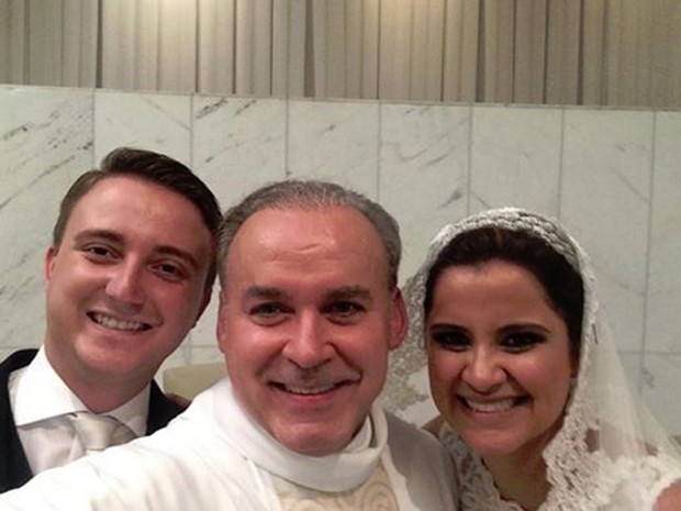 Padre Fernando Lopes faz 'selfie' com os noivos Guilherme Simes e Gabriela Toussaint