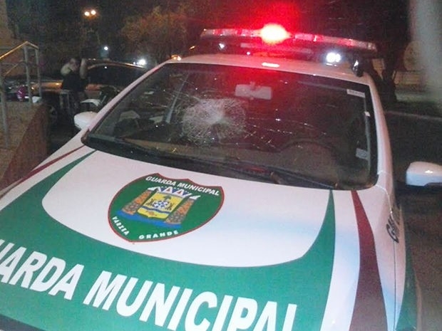 Adolescente teria jogado pedra em carro da Guarda Municipal.