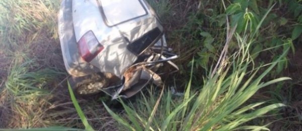 As trs vtimas estavam no carro, que caiu em um buraco aps colidir frontalmente com caminho