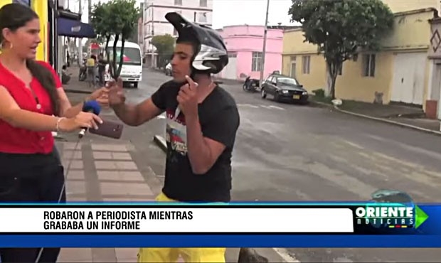 Homem abordou reprter no meio da rua enquanto ela gravava reportagem