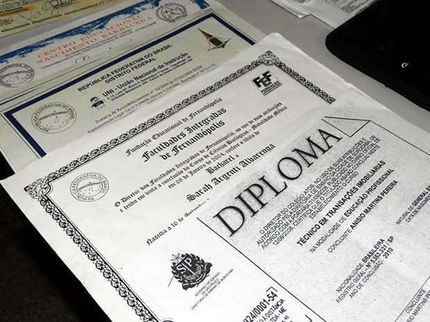 Diplomas e documentos falsos apreendidos durante a Operao Falsrio.