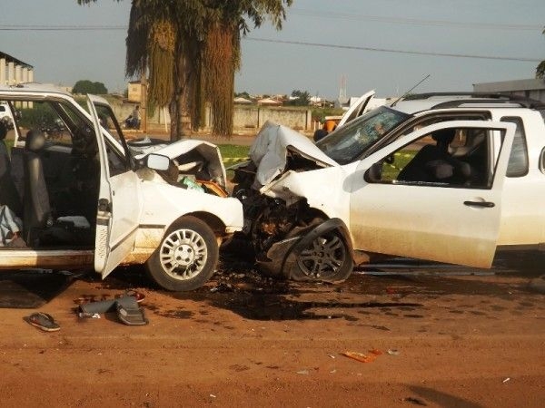 A batida teria sido provocada pelo condutor do pick-up, que teria invadido a rodovia na contramo