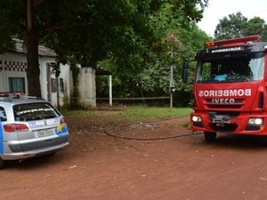 Bombeiros acharam corpos em cima da cama