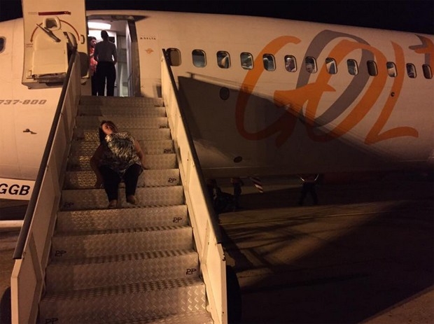 KATYA HEMELRIJK DA SILVA SE ARRASTA PARA EMBARCAR NO AVIO DA GOL