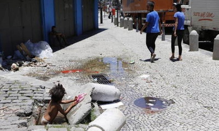 A menina se refresca na gua de um bueiro, em flagrante feito tera-feira