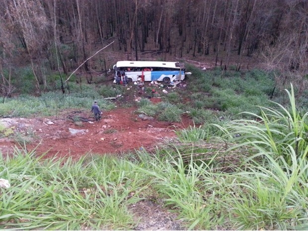 nibus cai em ribanceira em Bela Vista de Minas