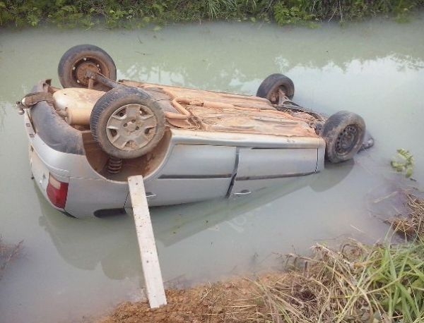 A suspeita  que o condutor do carro tenha morrido afogado, j que ele teria ficado com a cabea submersa