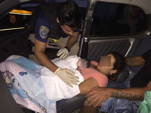 Parto foi feito no carro s margens da BR-470 na noite desta segunda (15)