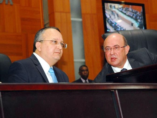 ​Pedro Taques (esquerda) e Jos Riva (direita) durante solenidade de posse.