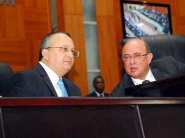 ​Pedro Taques (esquerda) e Jos Riva (direita) durante solenidade de posse. 