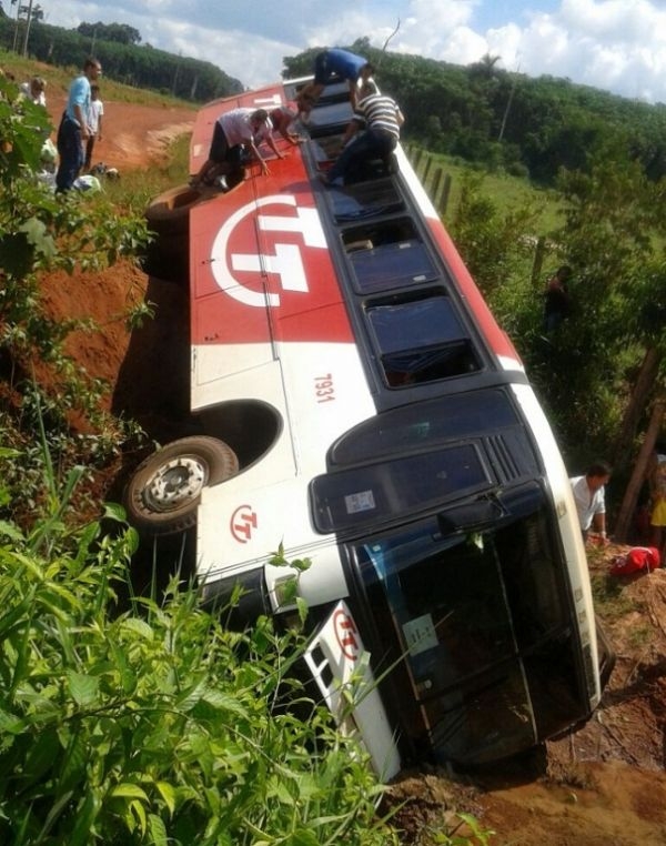 Veculo saiu da pista e tombou na vala de escoamento de gua, ao lado de uma cerca